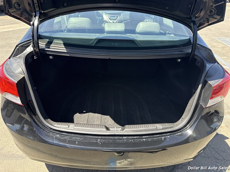 2012 Hyundai ELANTRA Limited - Photo 9 - Visalia, CA 93292