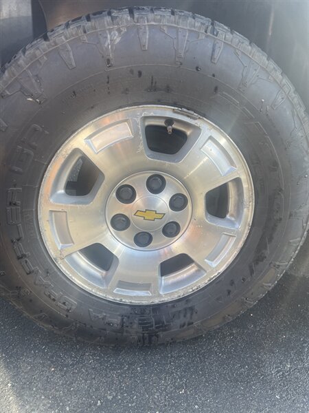 2012 Chevrolet Suburban LT - Photo 11 - Visalia, CA 93292