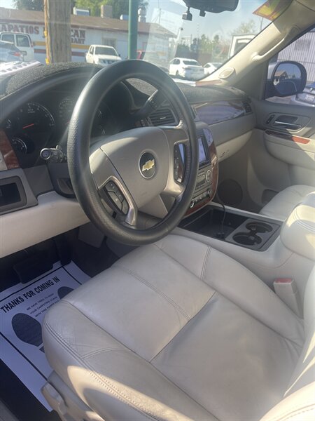 2012 Chevrolet Suburban LT - Photo 8 - Visalia, CA 93292