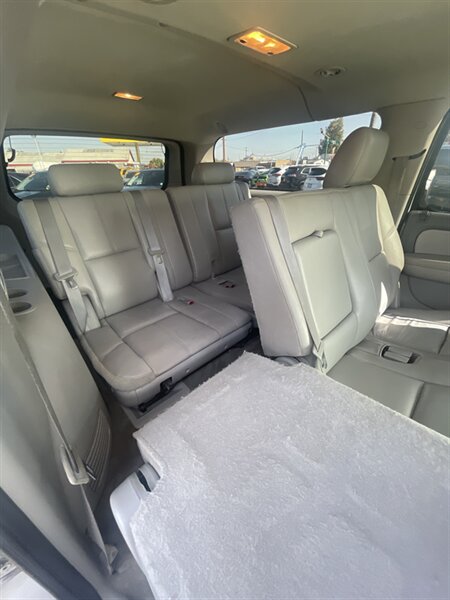 2012 Chevrolet Suburban LT - Photo 6 - Visalia, CA 93292