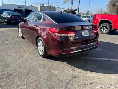 2018 Kia Optima LX   - Photo 5 - Visalia, CA 93292