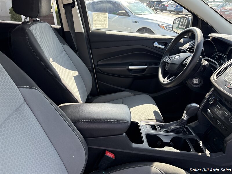2017 Ford Escape SE - Photo 13 - Visalia, CA 93292