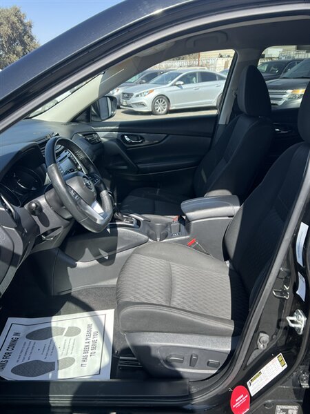 2020 Nissan Rogue SV - Photo 7 - Visalia, CA 93292