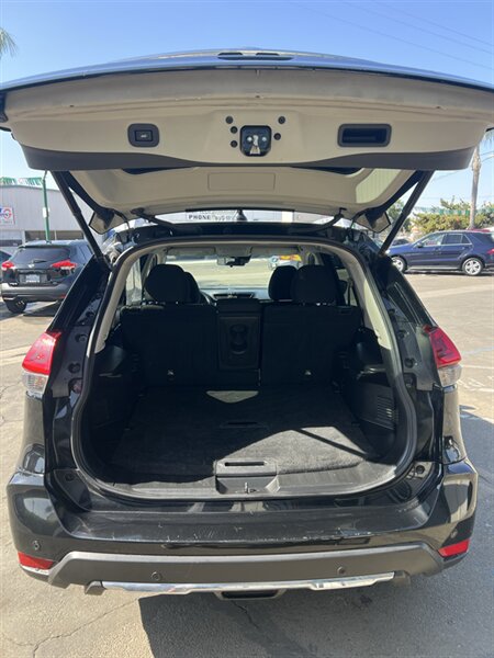 2020 Nissan Rogue SV - Photo 9 - Visalia, CA 93292