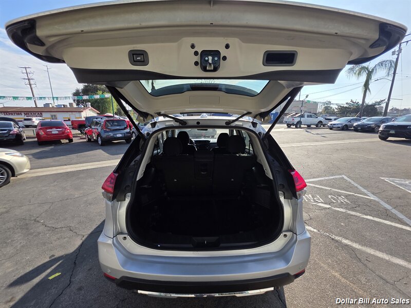 2019 Nissan Rogue SV - Photo 10 - Visalia, CA 93292