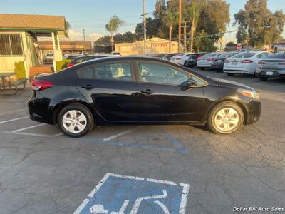 2018 Kia Forte LX   - Photo 8 - Visalia, CA 93292