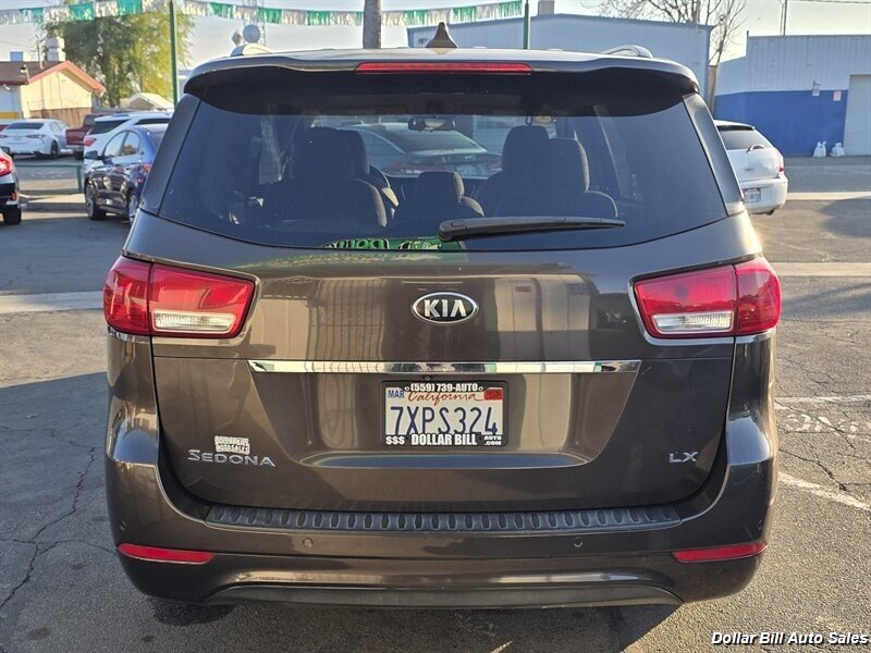 2016 Kia Sedona LX - Photo 6 - Visalia, CA 93292
