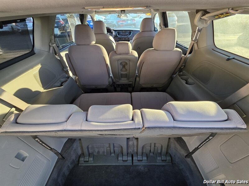 2016 Kia Sedona LX - Photo 11 - Visalia, CA 93292