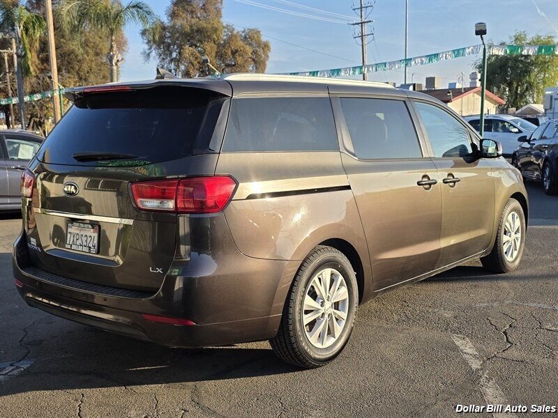 2016 Kia Sedona LX - Photo 7 - Visalia, CA 93292