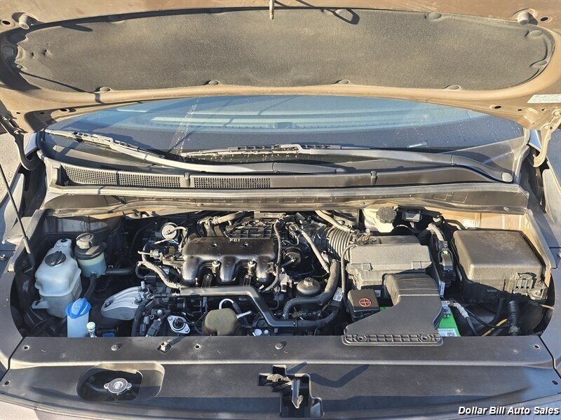 2016 Kia Sedona LX - Photo 10 - Visalia, CA 93292