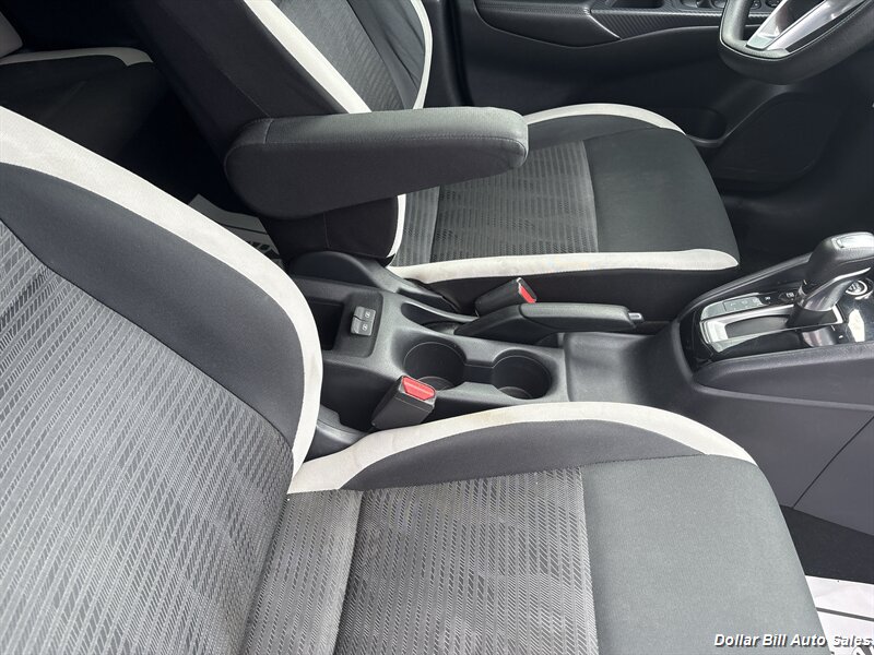 2020 Nissan Versa SV - Photo 13 - Visalia, CA 93292