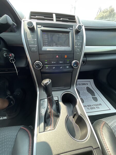 2015 Toyota Camry SE   - Photo 8 - Visalia, CA 93292