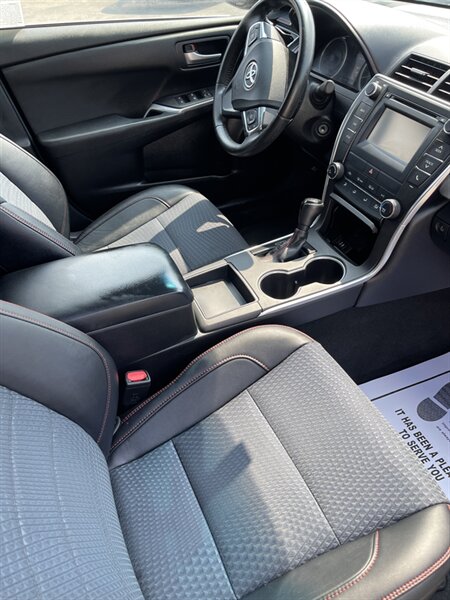 2015 Toyota Camry SE   - Photo 5 - Visalia, CA 93292