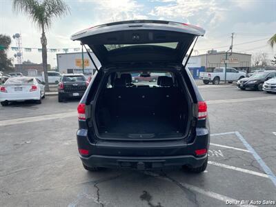 2011 Jeep Grand Cherokee Laredo   - Photo 12 - Visalia, CA 93292