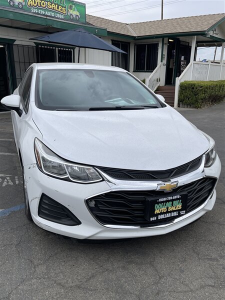 2019 Chevrolet Cruze LS   - Photo 2 - Visalia, CA 93292