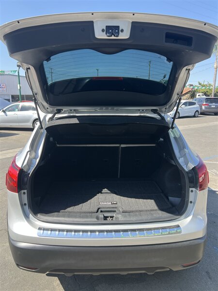 2018 Nissan Rogue Sport SL - Photo 9 - Visalia, CA 93292