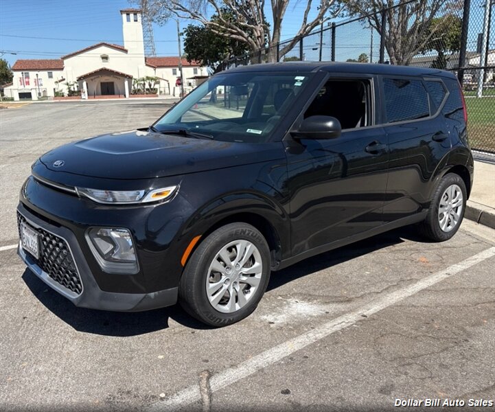 2021 Kia Soul LX   - Photo 1 - Visalia, CA 93292