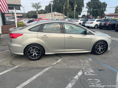 2016 Ford Focus SE   - Photo 8 - Visalia, CA 93292