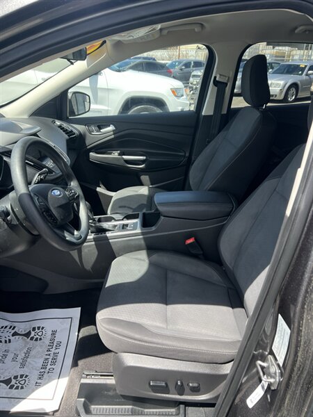2019 Ford Escape SE - Photo 10 - Visalia, CA 93292
