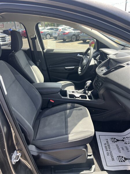 2019 Ford Escape SE - Photo 18 - Visalia, CA 93292