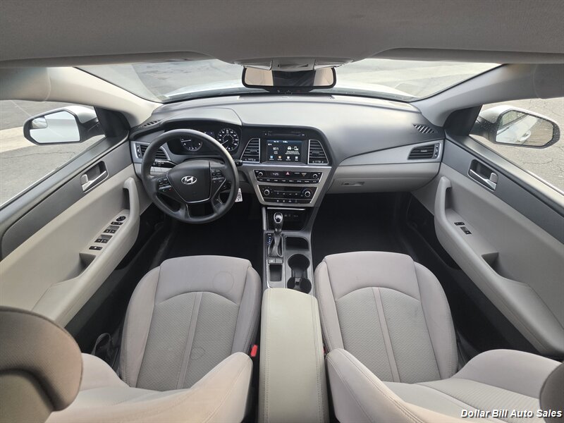 2017 Hyundai SONATA SE - Photo 12 - Visalia, CA 93292