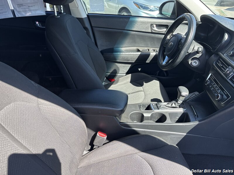 2016 Kia Optima LX - Photo 13 - Visalia, CA 93292