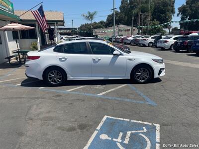 2019 Kia Optima LX   - Photo 8 - Visalia, CA 93292