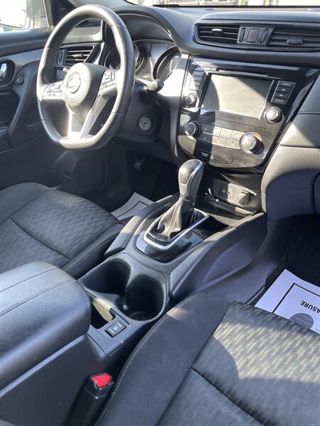 2019 Nissan Rogue S   - Photo 6 - Visalia, CA 93292