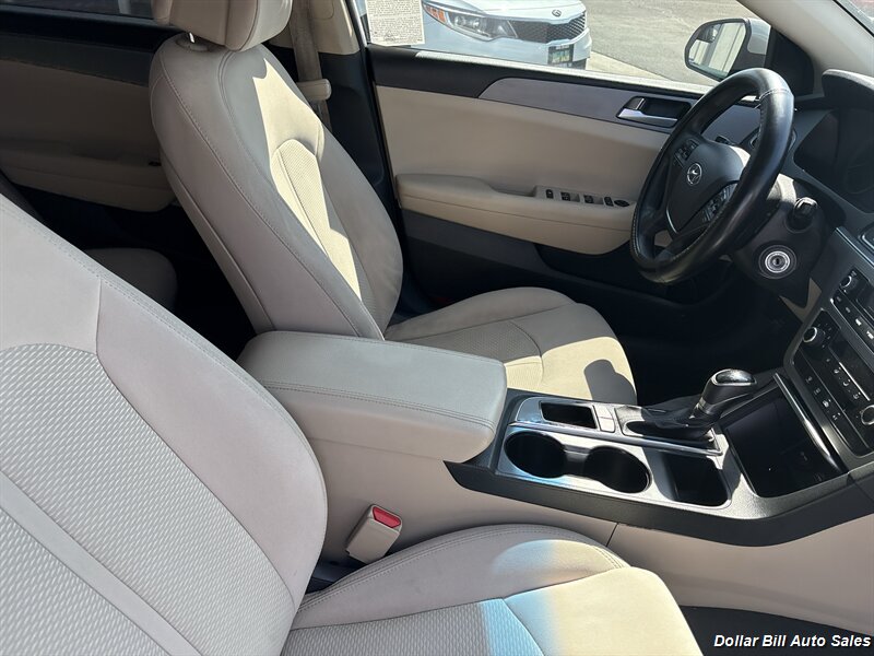2016 Hyundai SONATA SE - Photo 13 - Visalia, CA 93292