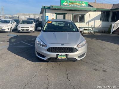 2018 Ford Focus SE   - Photo 2 - Visalia, CA 93292