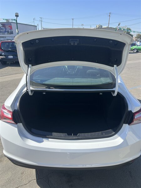 2019 Chevrolet Malibu LT - Photo 9 - Visalia, CA 93292