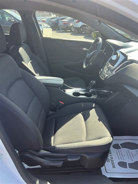2019 Chevrolet Malibu LT - Photo 10 - Visalia, CA 93292