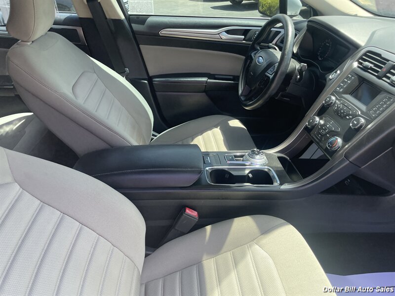 2019 Ford Fusion S   - Photo 14 - Visalia, CA 93292