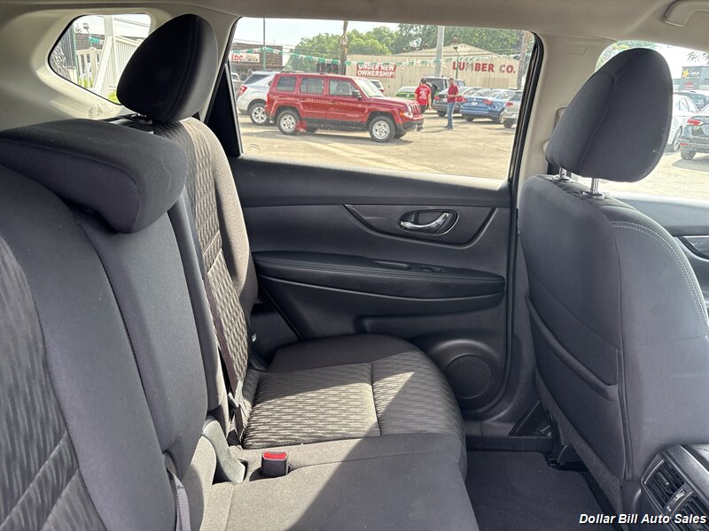 2017 Nissan Rogue SV - Photo 12 - Visalia, CA 93292