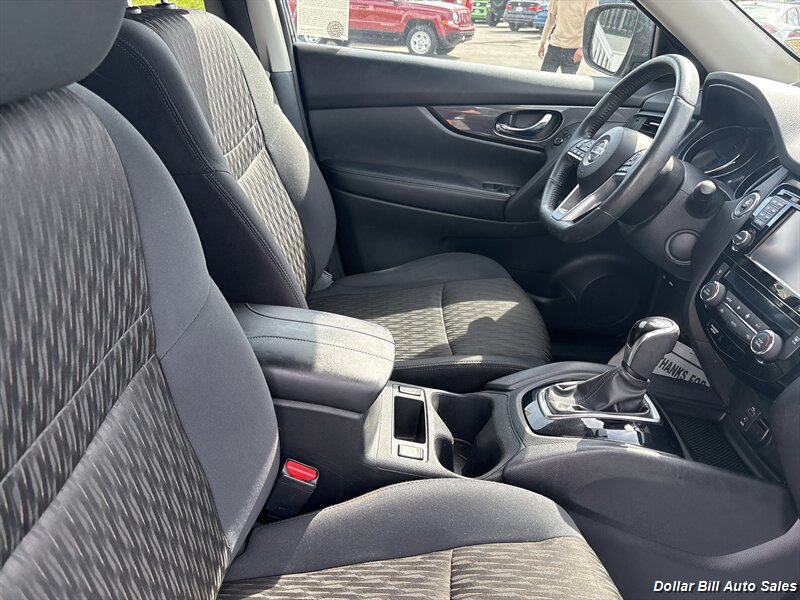 2017 Nissan Rogue SV - Photo 13 - Visalia, CA 93292