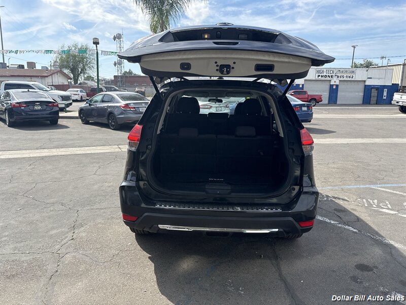 2017 Nissan Rogue SV - Photo 11 - Visalia, CA 93292
