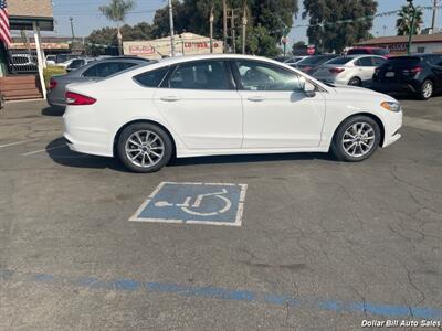 2017 Ford Fusion SE   - Photo 8 - Visalia, CA 93292