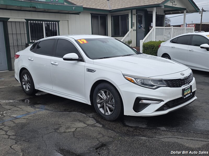 2019 Kia Optima LX   - Photo 1 - Visalia, CA 93292
