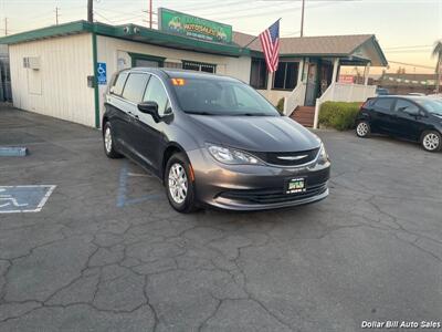 2017 Chrysler Pacifica Touring   - Photo 1 - Visalia, CA 93292