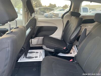 2017 Chrysler Pacifica Touring   - Photo 11 - Visalia, CA 93292