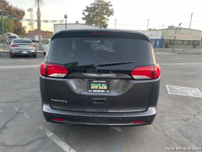 2017 Chrysler Pacifica Touring   - Photo 6 - Visalia, CA 93292