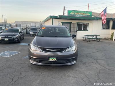 2017 Chrysler Pacifica Touring   - Photo 2 - Visalia, CA 93292