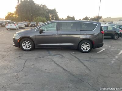 2017 Chrysler Pacifica Touring   - Photo 4 - Visalia, CA 93292