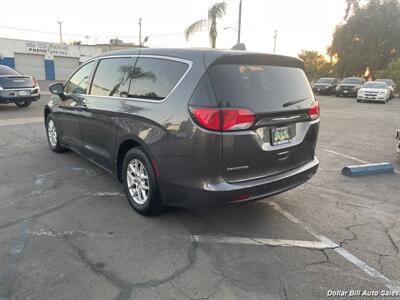 2017 Chrysler Pacifica Touring   - Photo 5 - Visalia, CA 93292