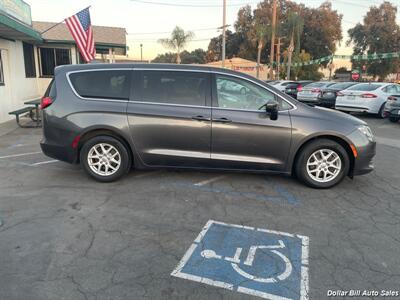 2017 Chrysler Pacifica Touring   - Photo 8 - Visalia, CA 93292