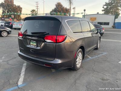 2017 Chrysler Pacifica Touring   - Photo 7 - Visalia, CA 93292