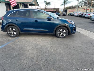 2021 Kia Niro LXS   - Photo 2 - Visalia, CA 93292