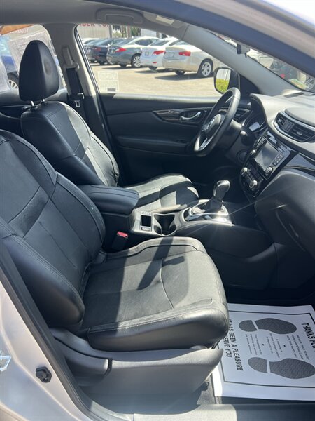 2017 Nissan Rogue Sport SL - Photo 11 - Visalia, CA 93292