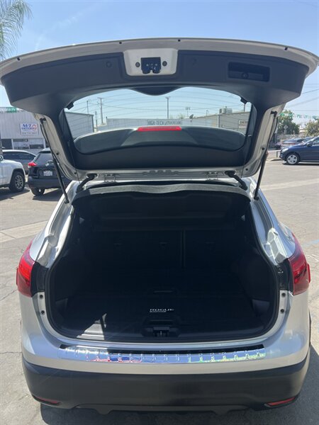 2017 Nissan Rogue Sport SL - Photo 9 - Visalia, CA 93292