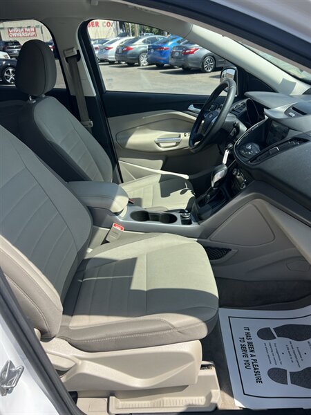2016 Ford Escape SE - Photo 11 - Visalia, CA 93292